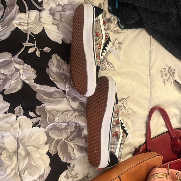 Size 8.5 Vans - Picture 2 of 7
